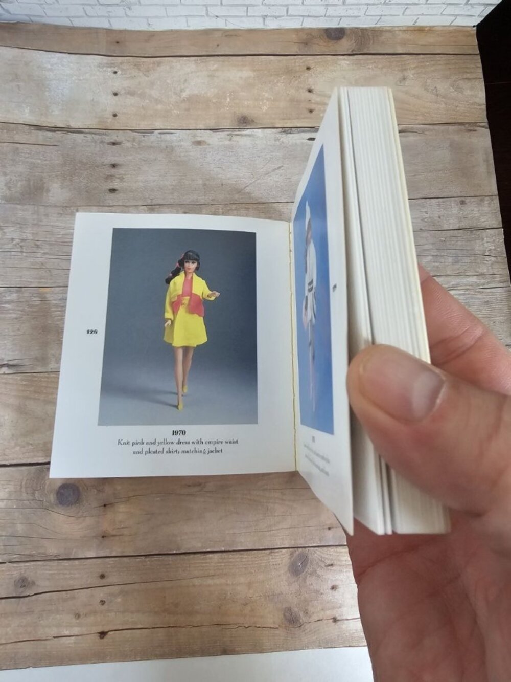 Vintage 1994 Barbie In Fashion Tiny Folio Mini Book Laura Jacobs 300 Outfits - Picture 4 of 9